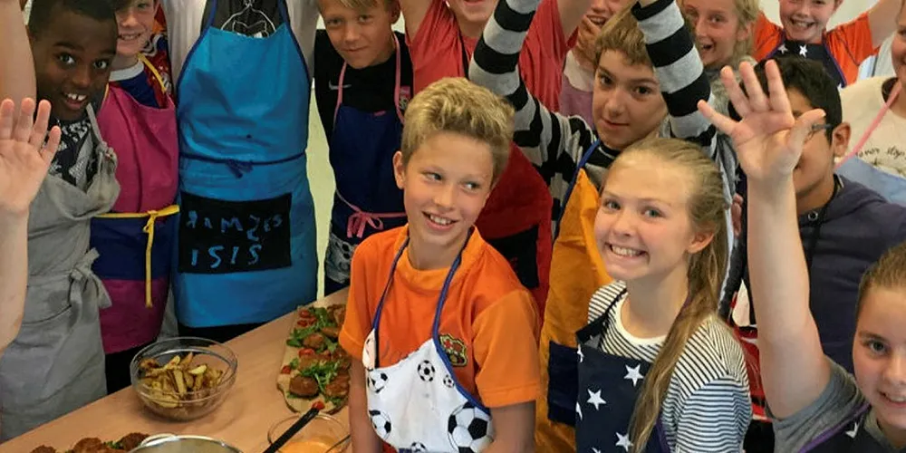 FISK: Barn jubler for fisk og at de får lage fiskeretter på Klippfiskakademiet i Ålesund.
