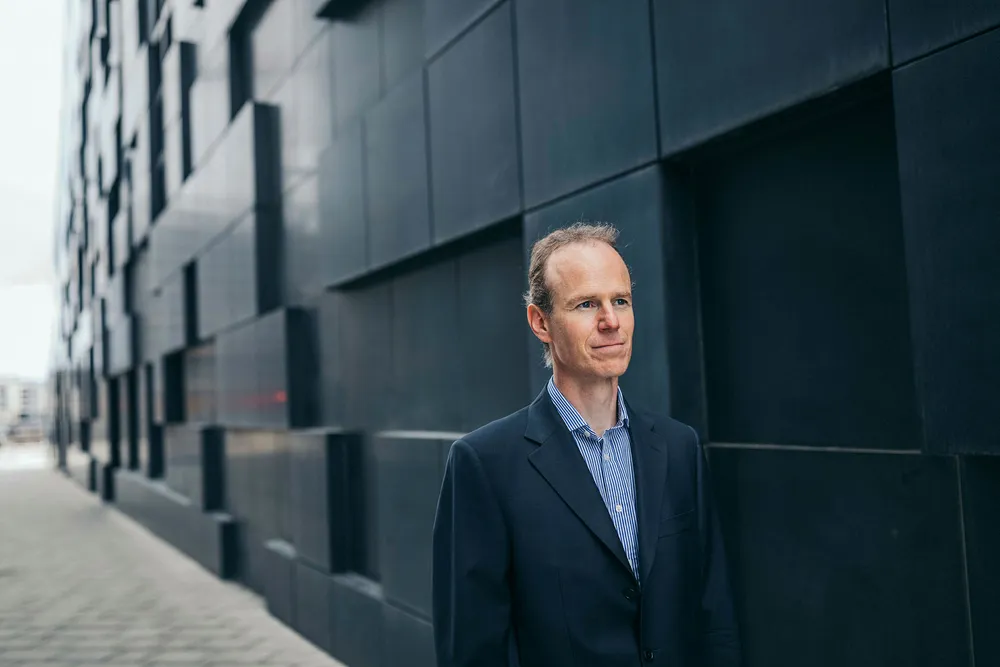 Aksjestrateg Paul Harper i DNB Markets utenfor DNBs hovedkontor i Bjørvika i Oslo. Foto: Johannes