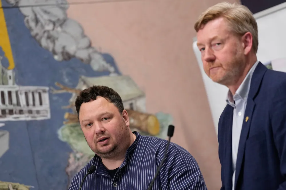 Leder av Norsk Bonde- og Småbrukarlag, Tor Jacob Solberg, og Norges Bondelag, Børn Gimming, overleverte sitt krav til jordbruksoppgjøret til statens forhandlingsleder Viil Søyland i april. Siden ble de dypt opprørt over hennes mottilbud.