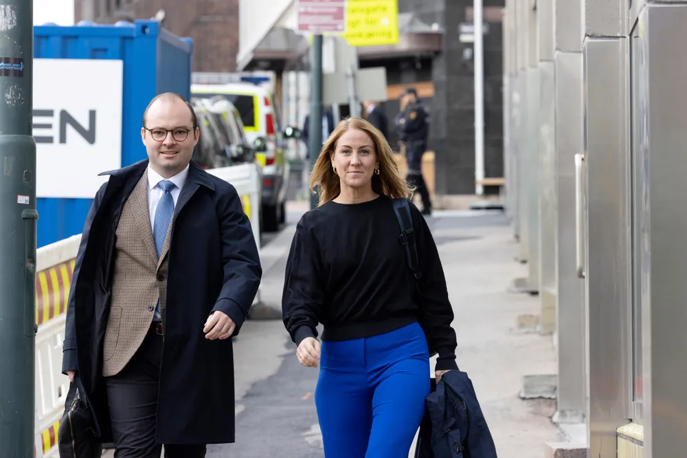 Statssekretær Sindre Lysø (Ap) i Kunnskapsdepartementet sammen med daværende kunnskapsminister Tonje Brenna. Begge mottok budsjettdokumenter som omhandlet støtte til Utøya as våren 2023.