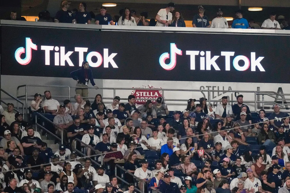Den kinesiskeide appen TikTok vil få seks måneder på seg til å finne nye eiere, ifølge et amerikansk lovforslag.