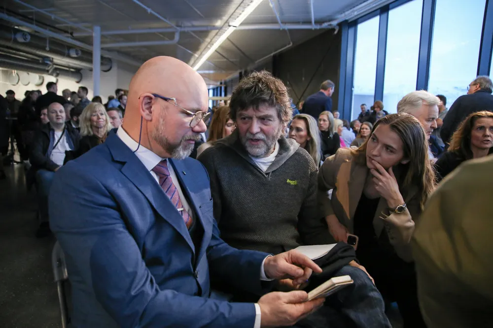 Tom Vegar Kiil (t.v.) er leder i Norges Kystfiskarlag. Organisasjonen er svært misfornøyd med innføring av sporing og rapportering for de minste båtene. De mener blant annet fangstrapportering ikke kan innføres for fartøy uten styrhus.