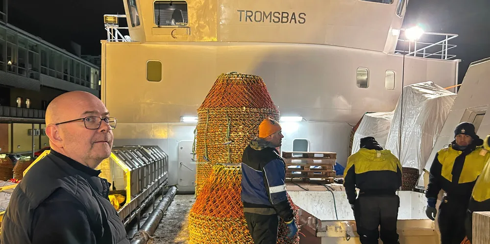 Snøkrabbefiskerne venter på avklaring om deltakelsen i fisket skal begrenses. Karl Olav Pettersen, skipper på «Tromsbas», er oppgitt over at det tar så lang tid.