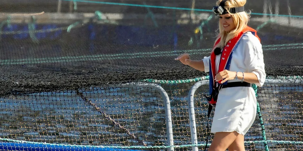 PÅ MERDKANTEN: Pamela Anderson i aksjon på merdkanten i Canada i protest mot lakseoppdrett.