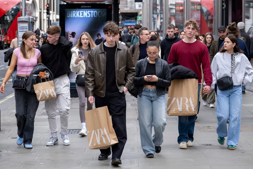 Gapet mellom fattige og rike land øker for første gang på 20 år. I Londons Oxford Street går handelen som før.