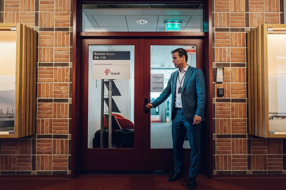 – Jeg har ansvaret for at vi opererer i henhold til nederlandske lover. Jeg er ansvarlig for holdingselskapene vi har i Nederland, sier Statoils landsjef Martijn Smit, her på vei inn på kontoret i Rotterdam. Foto: Tommy Ellingsen