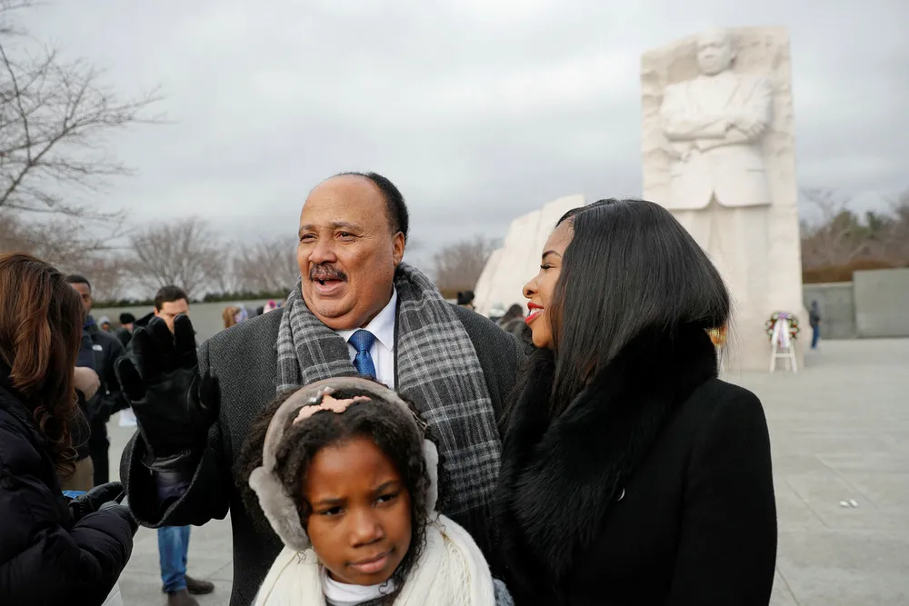 Martin Luther King III utfordrer president Donald Trump. Her med konen Arndrea Waters datteren Yolanda under et besøk til Martin Luther King Jr. Memorial i Washington mandag. Foto: Pablo Martinez Monsivais/AP/NTB Scanpix