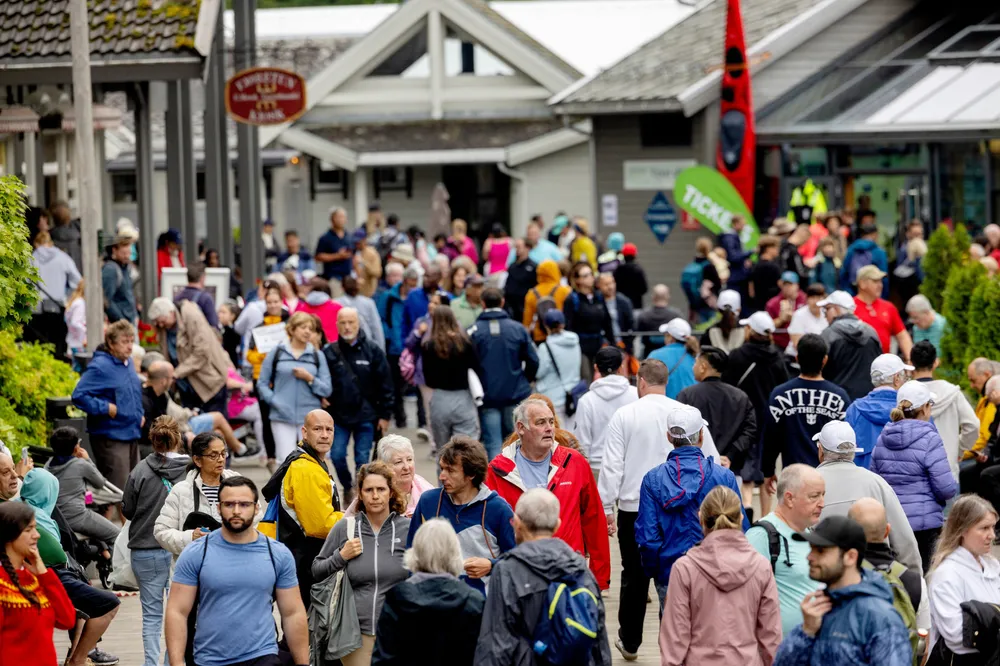 Kombinasjon av stor biltrafikk og god fart i cruisetrafikken gir smekkfulle gater, souvenirboder og restauranter i Geiranger. I åtte timer av gangen.