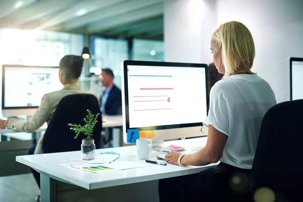 Cropped shot of a group of businesspeople working in the office --- Foto: PeopleImages/Getty Images