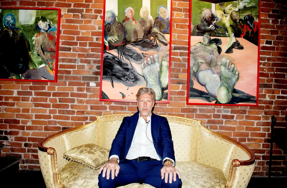 Mikael Persbrandt foran flere kunstverk han stiller ut i Bergen.