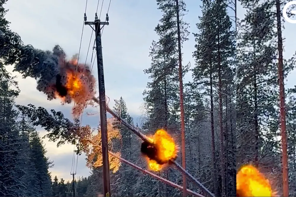 Her sprenger Elvia trær som faller mot luftlinjer.