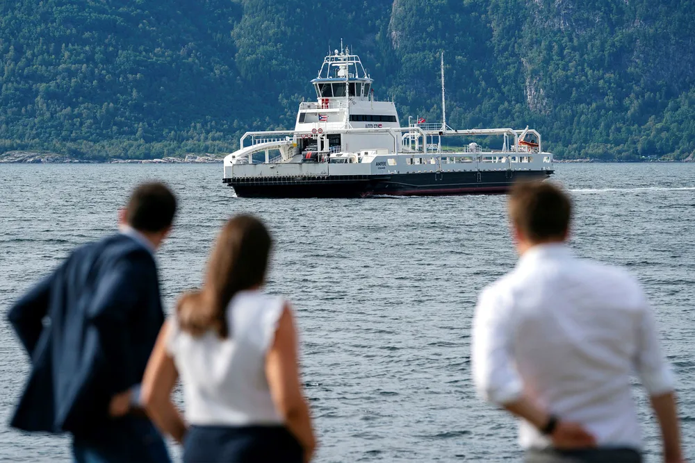 Passasjerer venter på MF «Ampere». Fergen er en elektrisk bilferge som trafikkerer E39 over Sognefjorden. Statens vegvesen er skeptisk til den samfunnsøkonomiske lønnsomheten ved å kutte alle fergene mellom Kristiansand og Trondheim.