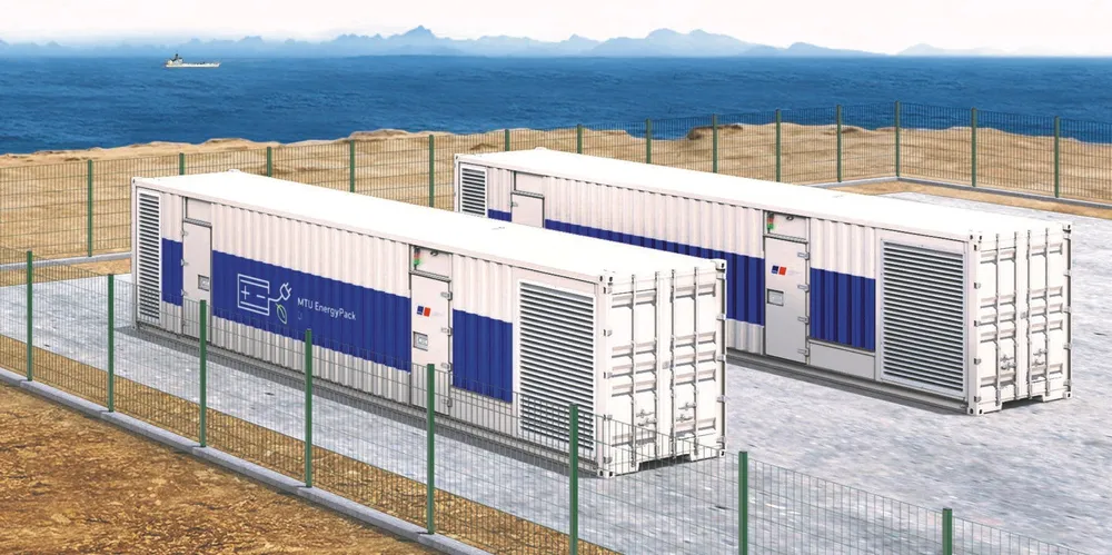 I Smart Senja prosjektet tas store batterier i bruk for å balansere og stabilisere strømtilgangen, slik at man får sikrere strømforsyning og blir mindre utsatt for spenningsforstyrrelser.