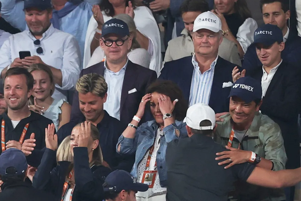 Noen dager før avgangen ble kjent, var avtroppende Arctic-sjef Mads Syversen på semifinalen i French Open med investor og mangeårig kunde Tore Aksel Voldberg. Den Arctic-sponsede tennisspilleren Casper Ruud vant kampen og gikk til finalen i mesterskapet.