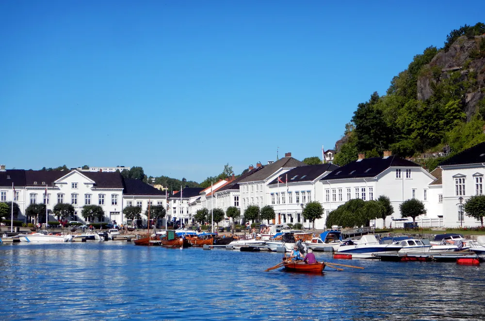 Sommeridyll på Sørlandet – også takket være lavere strømpriser. I Sør-Norge er prisene halvert målt mot juni for ett år siden.