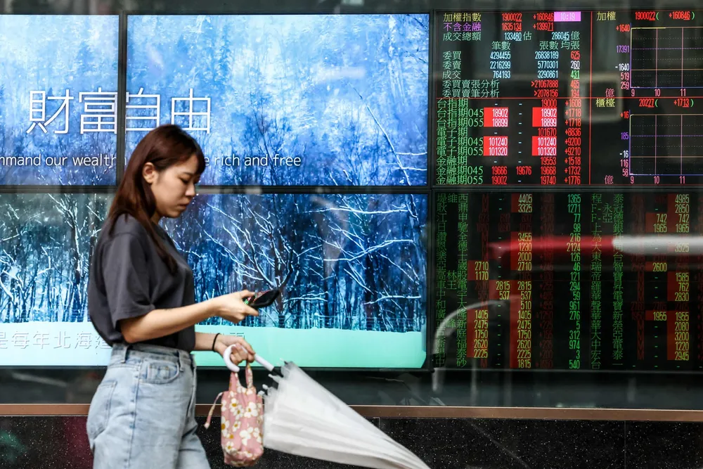 Taiwan-dollaren har styrket seg med over fire prosent mot amerikanske dollar på mandag.