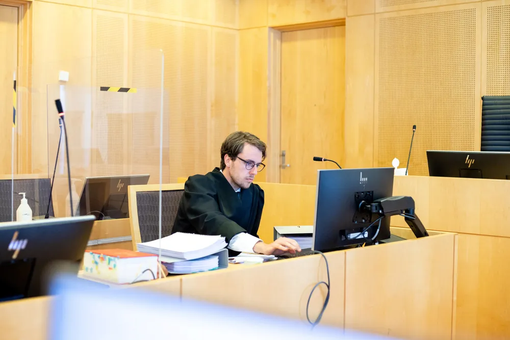 Forsvarer, advokatfullmektig Robert Langeland, opplyste at klienten innrømmet straffskyld og erstatningsplikt overfor alle de fornærmede i saken under rettssaken. Han har ingen kommentar til dommen.