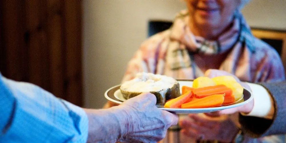 Randi Bjelland serverer torsk med rogn og lever og vet godt hvordan maten bør lages. Foto: Kjersti Kvile