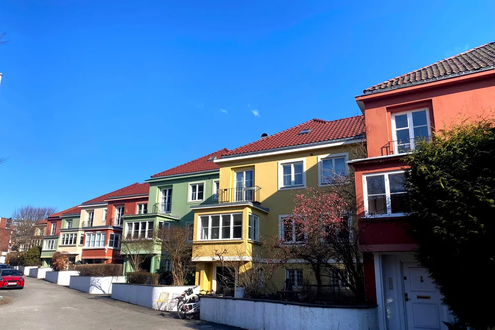 På dette bildet er det åtte hus. Får regjeringen rett vil fem av dem være koblet til med Norgespris i løpet av 2025. Eller 4,8 for å være nøyaktig. Anslaget er at 60 prosent av husholdningene i Sør-Norge vil velge Norgespris.
