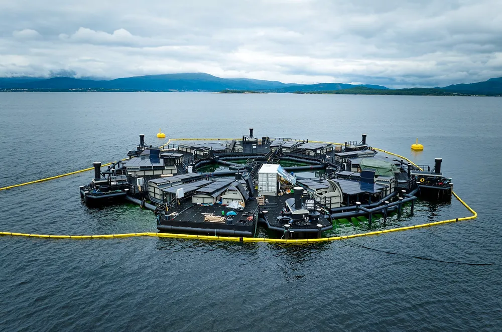Marine Donut er bygget i hardplast, og drives av Salmar. Dette er et eksempel på ny produksjonsteknologi som er tatt i bruk.