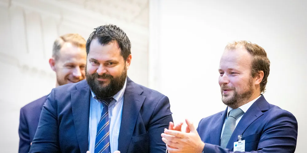 Daglig leder Håkon André Berg og styreleder Tore Andreas Tønseth applauderer børsoppgangen til Salmon Evolution etter at selskapet ble notert på Merkur Markets
