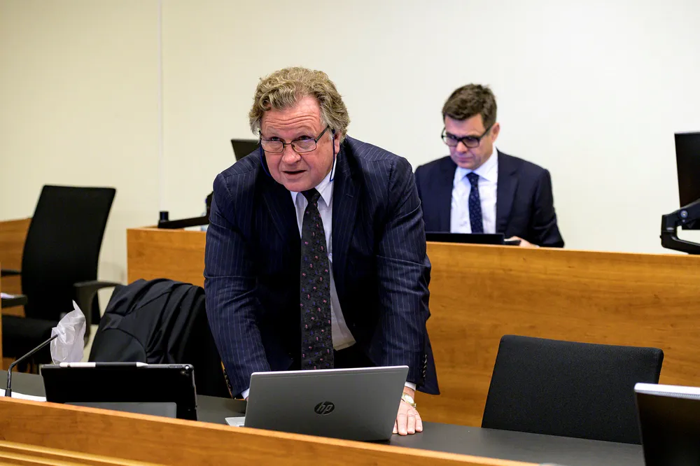 Advokat Hans Peder Bjerke (foran) er forsvarer for Kjetil Sjursen, tidligere Pareto-megler, i den såkalte Severstal-saken. Han gikk hardt ut mot Pareto Securities på ankerettssakens første dag. I bakgrunnen medtiltalte Jan Vestrums forsvarer Fredrik Berg.