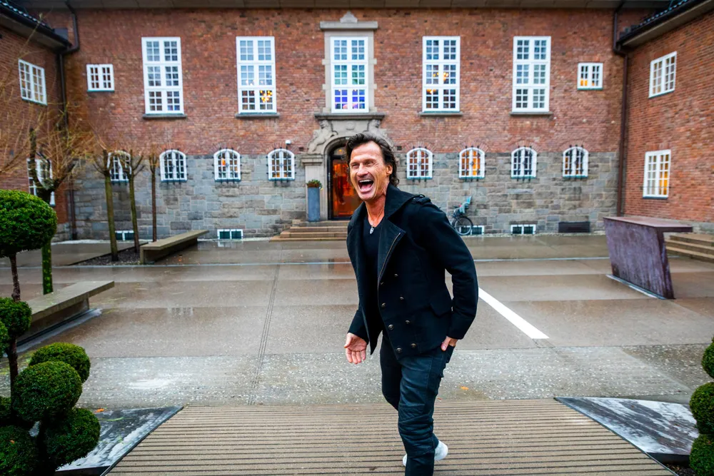Petter Stordalens Strawberry starter nå et partnerskap med Starwood Capital, verdens ledende hotellinvestor. Her Stordalen utenfor hovedkontoret i Bygdøy allé i Oslo i januar 2021.