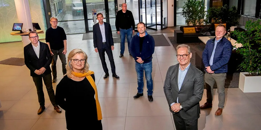 Arbeidet med fusjonsforhandlingene ledes av en styringsgruppe som består av styrelederne, konsernsjefene og to representanter for de ansatte fra hvert konsern. (Foran fra venstre: Ann-Christin Andersen, styreleder Glitre Energi, Lars Erik Torjussen, styreleder Agder Energi, Steffen Syvertsen, konsernsjef i Agder Energi, Oddvar Emil Berli, konsernhovedstillitsvalgt i Agder Energi, Pål Skjæggestad, konsernsjef i Glitre Energi, Rune Bæver, tillitsvalgt i Glitre Energi, Roger Thorsland, tillitsvalgt i Agder Energi. Helt bak Jan Helmen, tillitsvalgt i Glitre Energi. Foto: Agder Energi