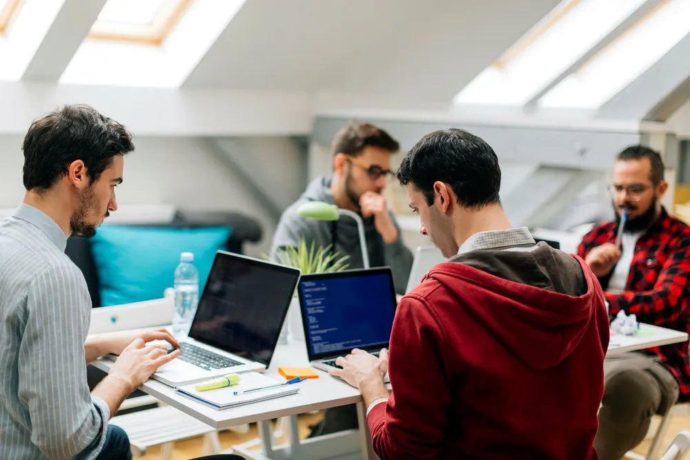 Små team av designere og programmerere kan i dag skru sammen løsninger som inntil nylig var forbeholdt aktører med store ressurser. Foto: Istock/Getty Images