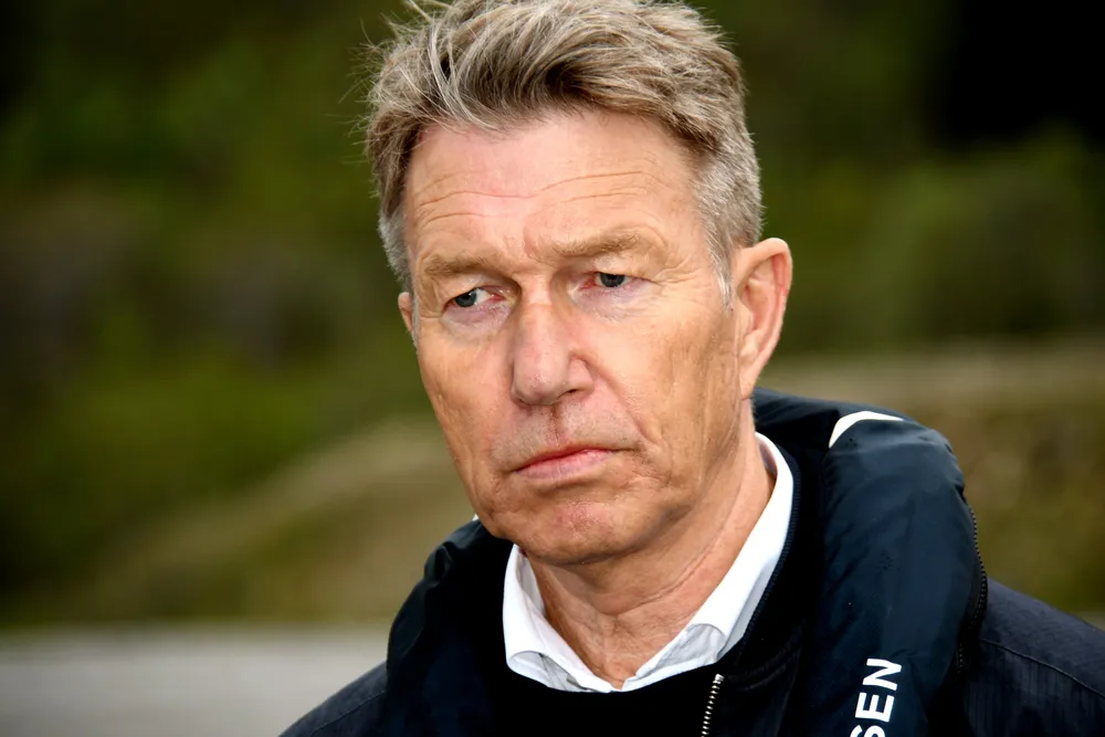 Energiminister Terje Aasland har funnet frem tall på hvor mange timer flyten har gått mot prisretningen siden flytbasert markedskobling ble innført i oktober i fjor.