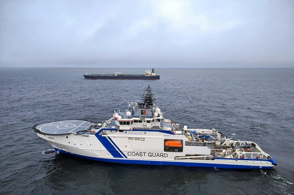 I Estland er en marineoperasjon igangsatt for å beskytte en undersjøisk strømkabel, etter bruddet på strømkabelen Estlink 2.