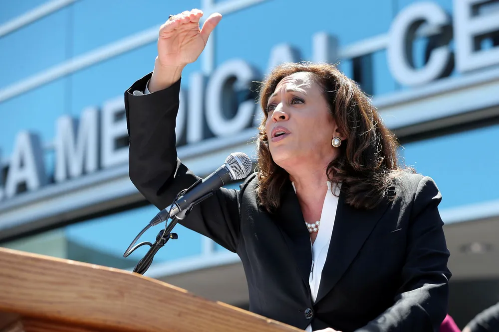 Den demokratiske senatoren Kamala Harris holder en tale i juli mot republikanernes helsereform. Hun blir sett på som en het kandidat før presidentvalget i 2020. Foto: Reed Saxon/AP/NTB Scanpix