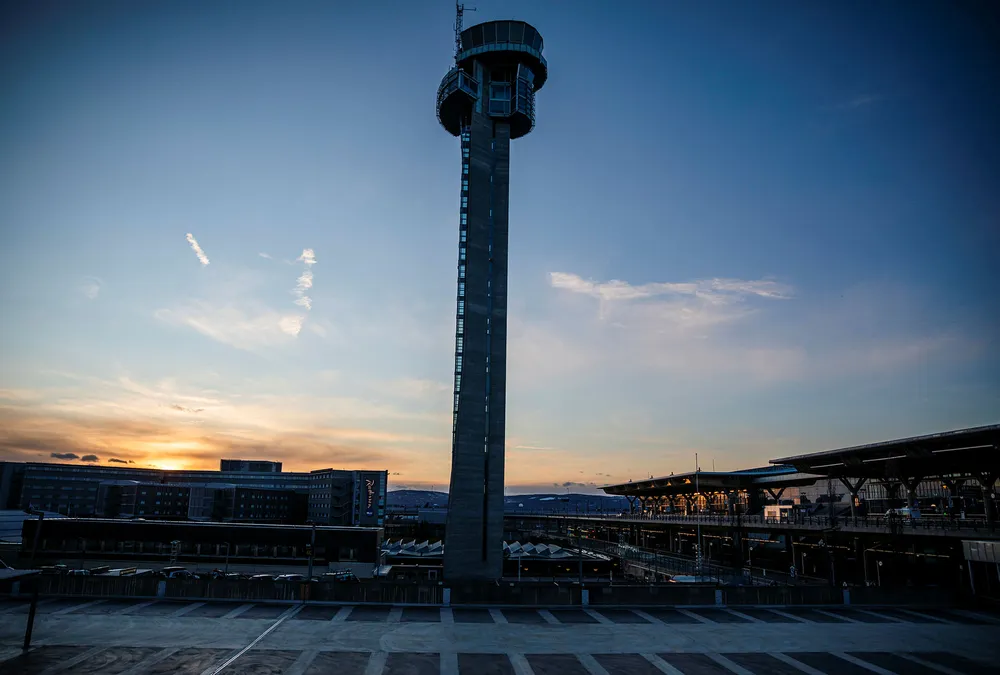 Det er for tiden færre reisende enn vanlig Gardermoen, men det kommer fremdeles fly fra Italia og Spania, som er Europas mest koronabelastede land akkurat nå.