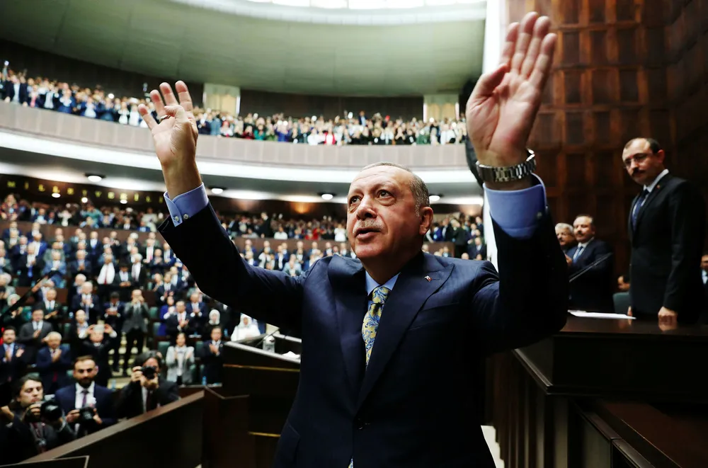 Her snakker Recep Erdogan i nasjonalforsamlingen tirsdag. Tyrkias president har lovet «den fulle sannhet» om hendelsene på konsulatet i Tyrkias hovedstad.