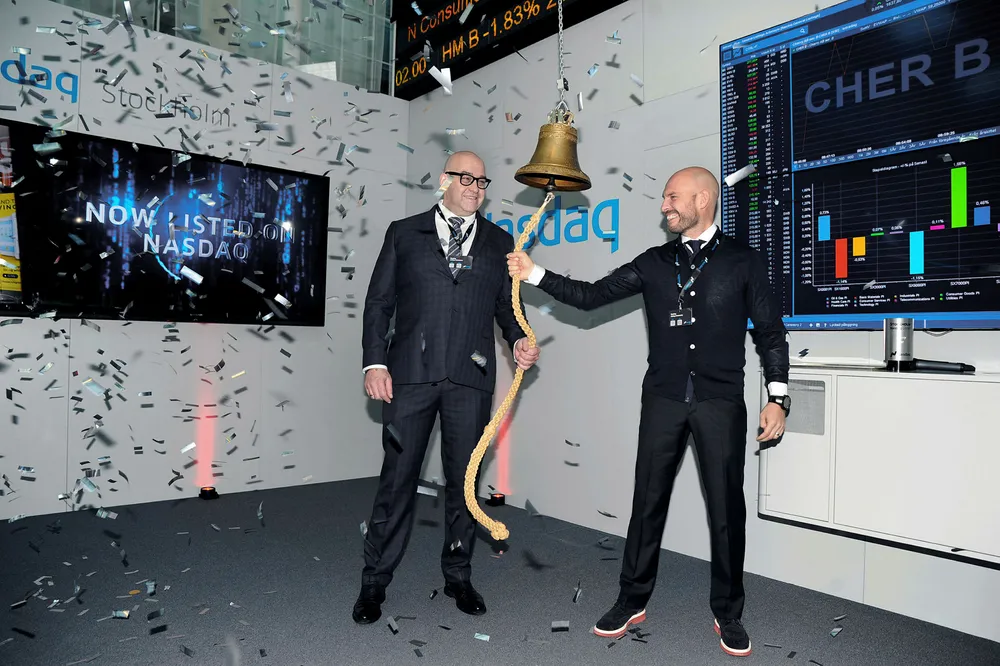 Styreformann Morten Klein (t.v.) ringer her i bjellen på Nasdaq i Stockholm, sammen med Anders Holmgren, som nå er mistenkt for innsidehandel. Foto: Cherry