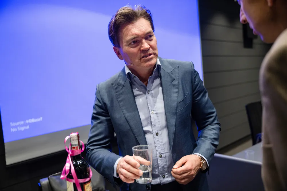 Arne Fredly hadde tatt turen hjem til Norge tirsdag for å delta på Pensum Asset Managements sommerseminar.