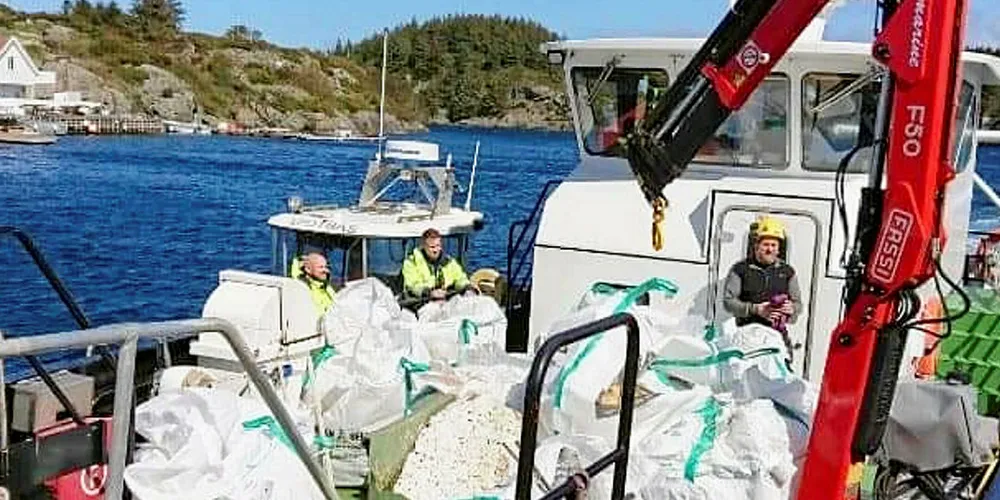 STRANDRYDDING: Mitt skip er lastet med plastavfall. Strandrydding utenfor Haugesund. Interessen for plast i havet var tidligere enorm. Men problemet er like stort som det har vært.