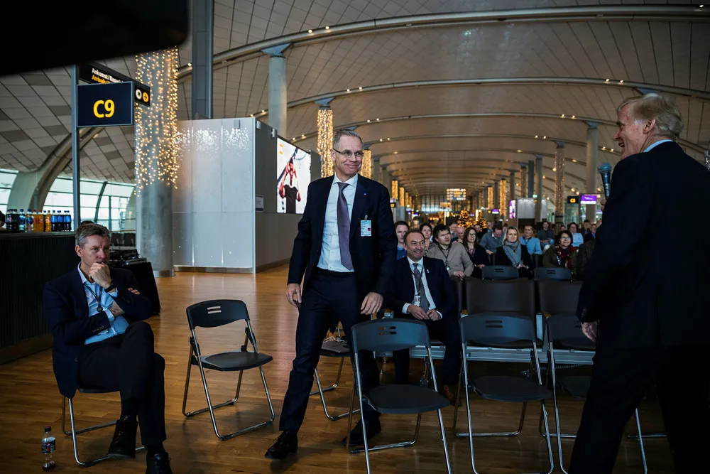 SAS-sjef Rickard Gustafson varslet tirsdag at det skal øke trafikken ved norske flyplasser med 20 prosent årlig innen fire år, og får lavere avgifter og kostnader i retur fra statlige Avinor. Her sammen med Egil Thompson kommunikasjonssjef i Avinor (til venstre) og Avinor-sjef Dag Falk-Petersen (til høyre). Foto: Per Thrana