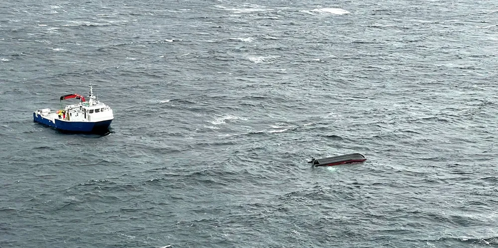 Onsdag klokken 11.47 meldte Hovedredningssentralen Sør-Norge om en kantringsulykke i Hjeltefjorden i Øygarden.