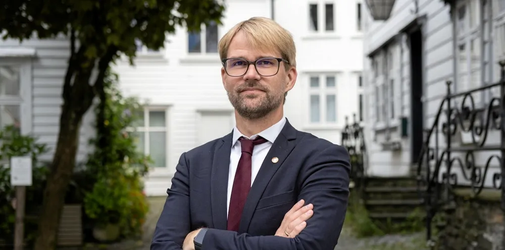 Byrådsleder i Bergen, Roger Valhammer (Ap), ber egen regjering om å stoppe Fiskeridirektoratets planer om å skrote Bergen som hovedkontor.