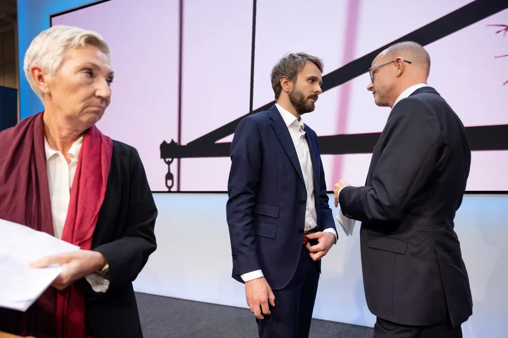 Næringsminister Jan Christian Vestre (i midten) presenterte i september nye strømtiltak for næringslivet sammen med Virke, NHO-leder Ole Erik Almlid (til høyre) og LO-leder Peggy Hessen Følsvik,