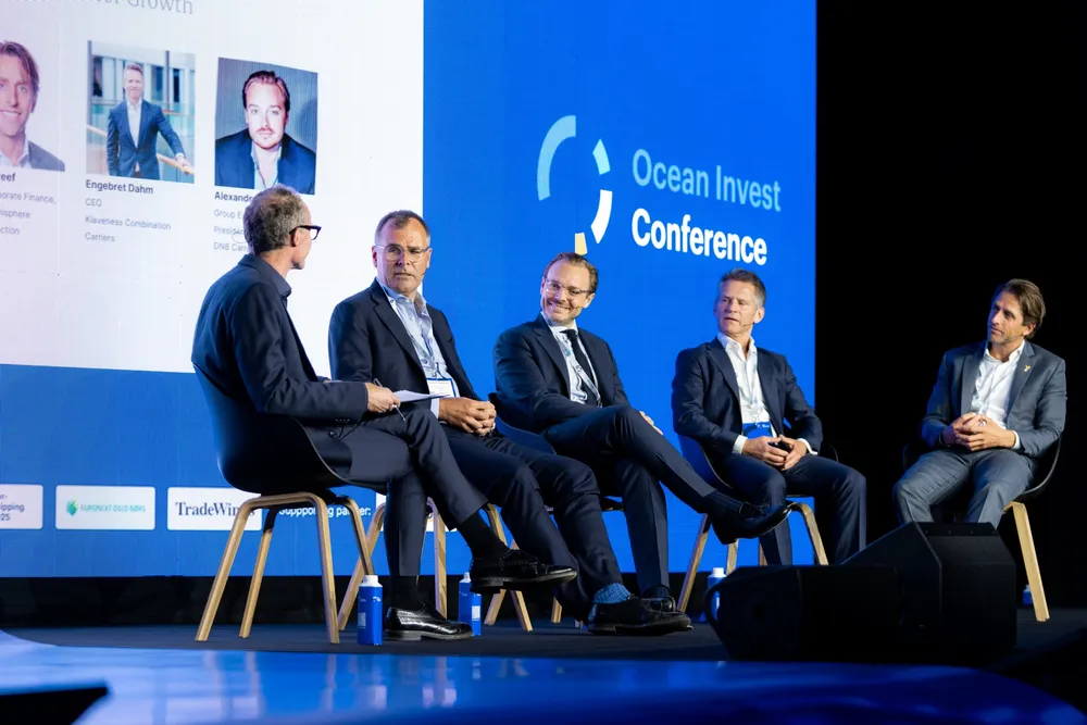 Hedgefondforvalter Tor Svelland (nummer to fra venstre) langer ut mot shortere i tank. Her på scenen med DNB-Carnegie-sjef Alexander Opstad, Engebret Dahm i Klaveness og Titus de Greef i Yinson Production.