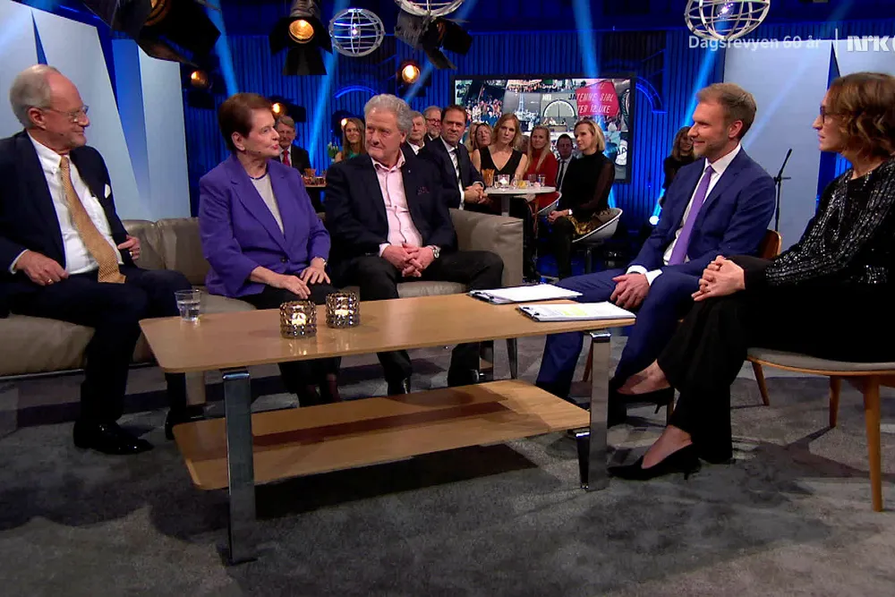 Dagsrevyen fyller 60 år og feiret seg selv på lørdag med en tre timer lang jubileumssending. Her NRKs Einar Lunde (fra venstre), tidligere statsminister Gro Harlem Brundtland, Dan Børge Akreø, Atle Bjurstrøm og Ingerid Stenvold.