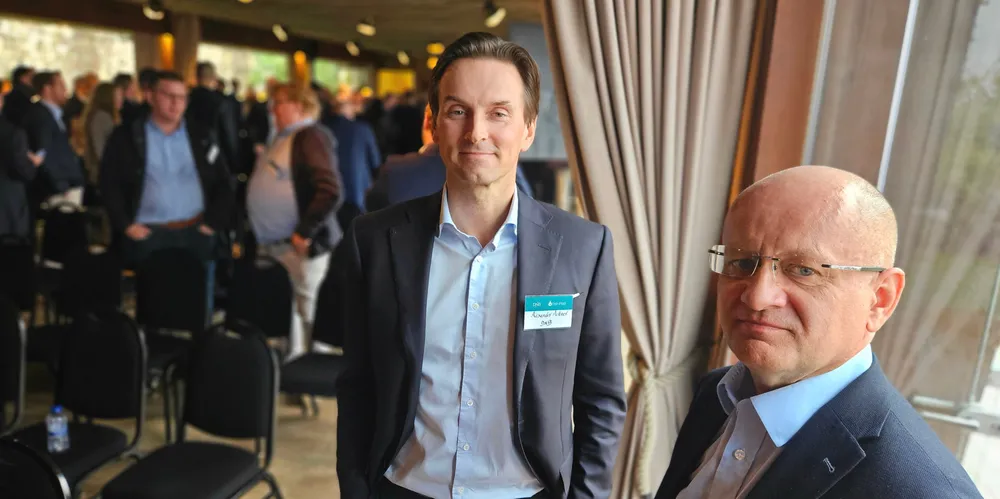 Alexander Aukner og Dag Sletmo i DNB var blant talerne under et seminar i Barcelona mandag kveld.