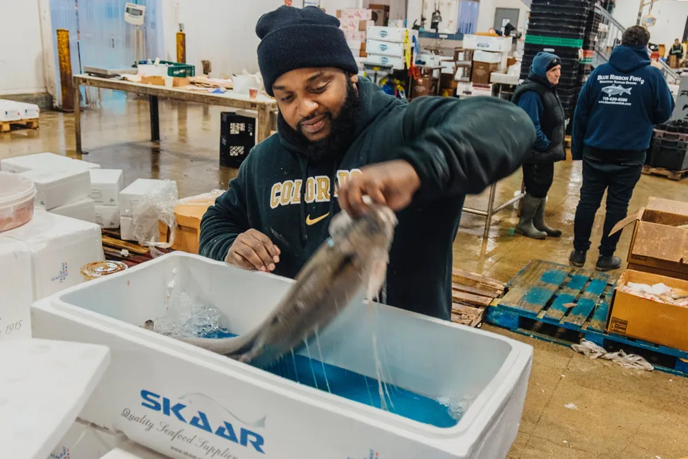 Fiskeselger Reggie i Bronx Fulton fiskemarked selger norsk fisk fra Skaar. Tollmurene som Trump bygger reduserer tilbudet av utenlandske varer i USA, og reduserer samtidig etterspørselen av utenlandske varer som for eksempel fisk fra Norge.