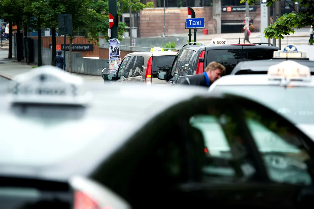 Taximarkedet i Norge består av en rekke ulike delmarkeder og markedssegmenter. Flere av disse er preget av lav etterspørsel, eksempelvis søndag ettermiddag og nettene i ukedagene, skriver forfatterne. Foto: Per Ståle Bugjerde