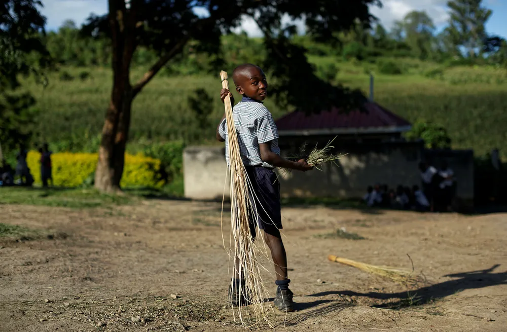 Bistandspenger som skulle gå til fattige, som denne foreldreløse gutten i Rakai, Uganda, forsvant i korrupsjon. Foto: Ben Curtis/AP/NTB Scanpix