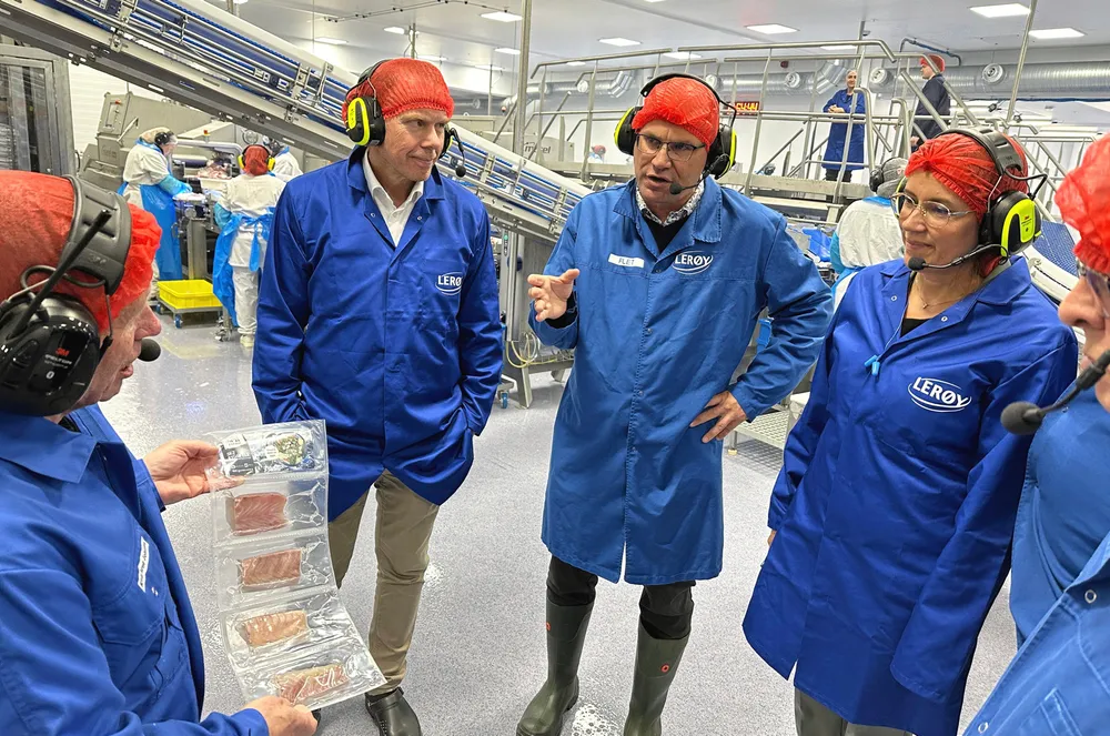 Fiskeriminister Marianne Sivertsen Næss (til høyre) åpnet i juni Lerøys filetfabrikk i Båtsfjord. Nå varsler hun at det kan komme innstramminger i pliktsystemet.
