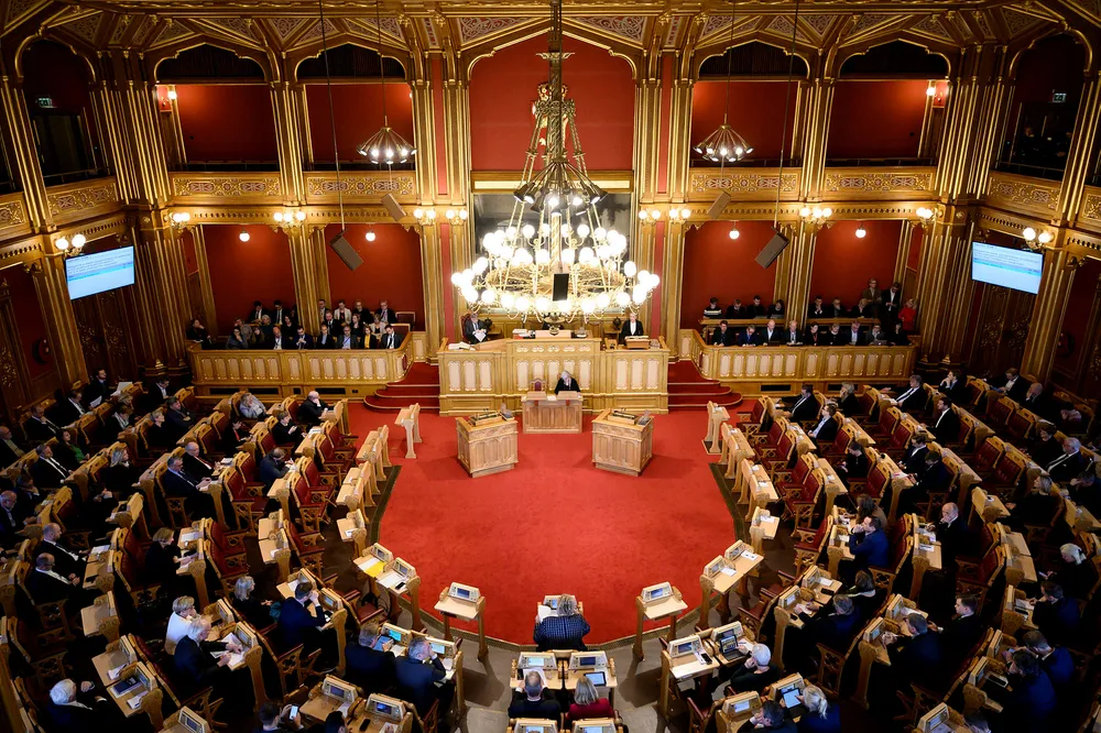 Skal regjeringen fortsatt kunne plukke statssekretærer herfra? Tirsdag sier Stortinget nei til et forslag om å stanse praksisen.