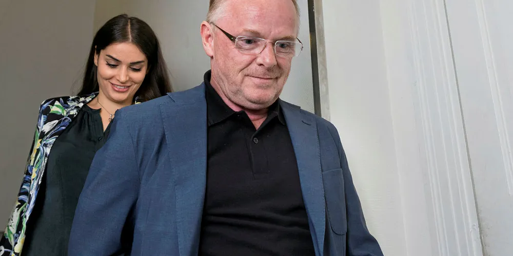 HÅND i HÅND: Kjærligheten mellom Bahareh Letnes og Per Sandberg består. Her ser vi paret på vei til deres felles pressekonferanse rett etter at Sandnes trakk seg som fiskeriminister.